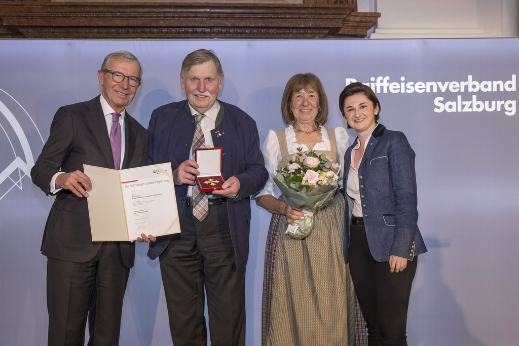 LH Wilfried Haslauer und LH-Stv. Marlene Svazek überreichen Sebastian Schönbuchner das Ehrenzeichen des Landes. Mit dabei Ehefrau Brigitte Schönbuchner.